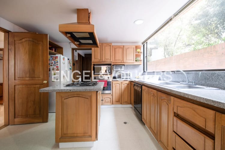 Apartamento de 3 alcobas en venta en Los Rosales, Bogotá, 176 m² · foto 5 de 13