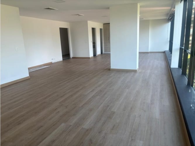 Oficina en venta en La Aguacatala, Medellín, 246 m² · foto 2 de 12