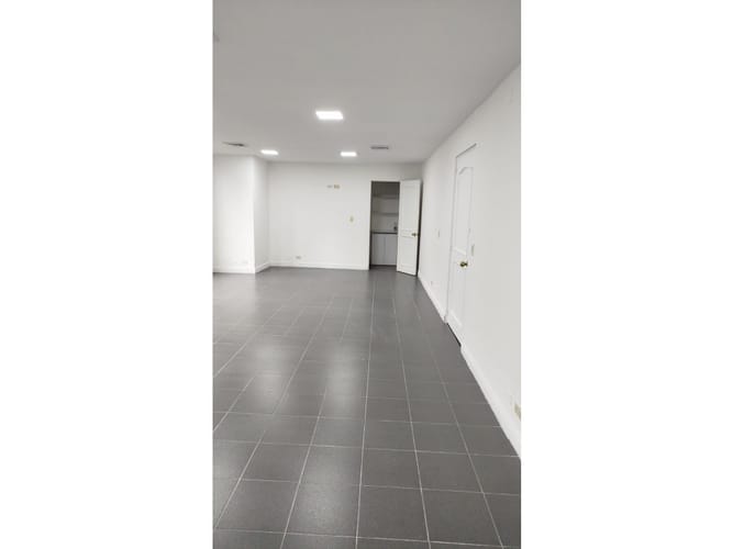 Oficina en venta en La Aguacatala, Medellín, 246 m² · foto 3 de 12