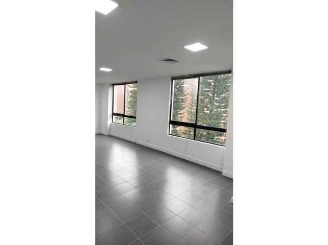 Oficina en venta en La Aguacatala, Medellín, 246 m² · foto 4 de 12