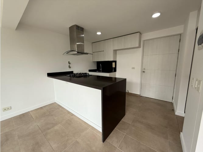 Apartaestudio en arriendo en Loma De Los Bernal, Medellín, 55 m² · foto 3 de 16