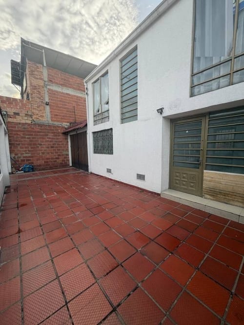 Casa de 5 alcobas en arriendo en Fontibon, Bogotá, 348 m² · foto 3 de 21