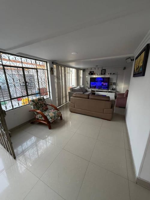 Casa de 5 alcobas en arriendo en Fontibon, Bogotá, 348 m² · foto 6 de 21