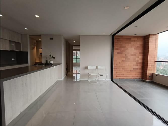 Apartamento de 2 alcobas en venta en Loma De Las Brujas, Envigado, 84 m² · foto 2 de 17