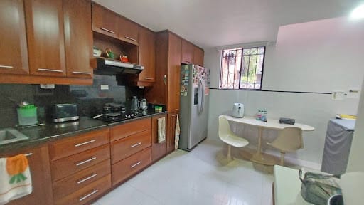 Casa de 4 alcobas en arriendo en Loma De Los Bernal, Medellín, 180 m² · foto 3 de 24