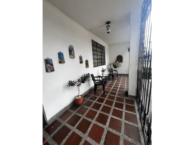Casa de 5 alcobas en venta en San Fernando Nuevo, Cali, 290 m² · foto 2 de 24