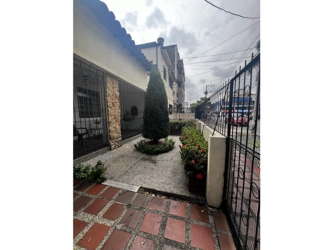 Casa de 5 alcobas en venta en San Fernando Nuevo, Cali, 290 m² · foto 3 de 24