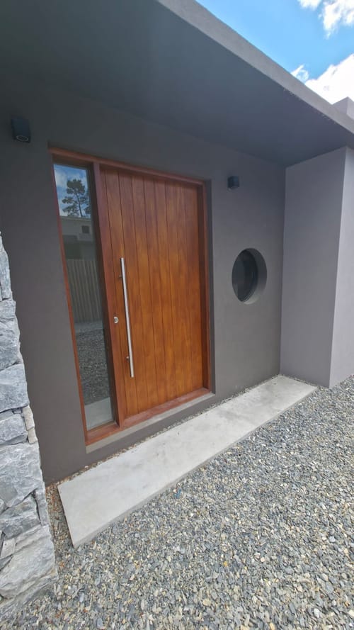 ¡Oportunidad Única! Casa Exclusiva en P. del Este con Financiamiento Flexible: USD 240.000 y 24 Cómodas Cuotas de USD 2.400.