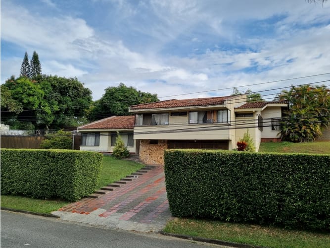 Casa de 4 alcobas en venta en Ciudad Jardin, Cali, 385 m² · foto 1 de 24