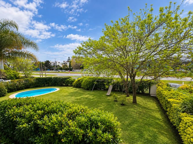 Amplio y soleado, parrillero de uso exclusivo, dos cocheras · Foto 5