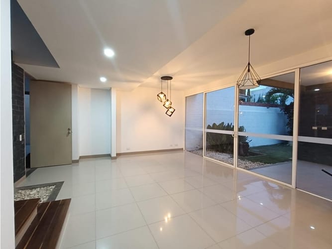 Casa de 4 alcobas en venta en El Castillo, Jamundí, 214 m² · foto 2 de 24