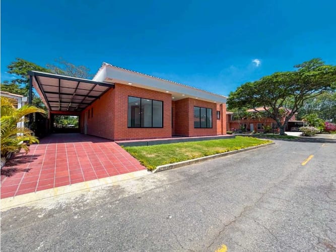 Casa de 3 alcobas en venta en El Castillo, Jamundí, 320 m² · foto 2 de 24
