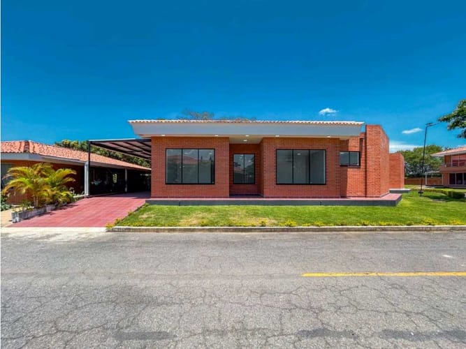 Casa de 3 alcobas en venta en El Castillo, Jamundí, 320 m² · foto 3 de 24