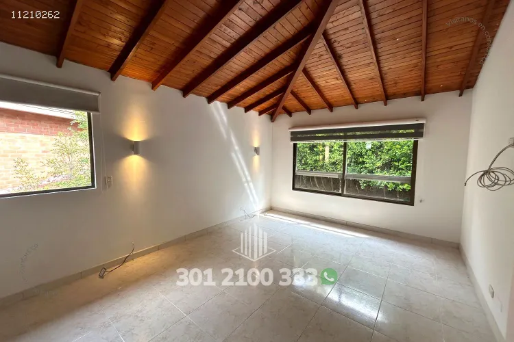 Casa de 3 alcobas en arriendo en Loma El Atravesado, Envigado, 212 m² · foto 13 de 24