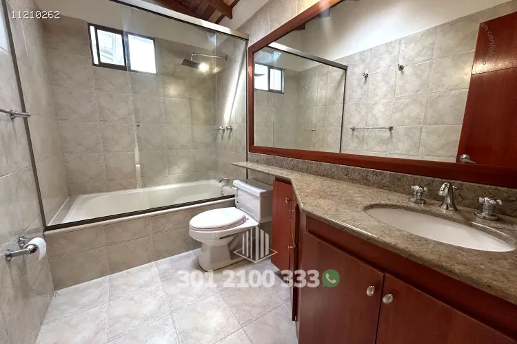 Casa de 3 alcobas en arriendo en Loma El Atravesado, Envigado, 212 m² · foto 18 de 24