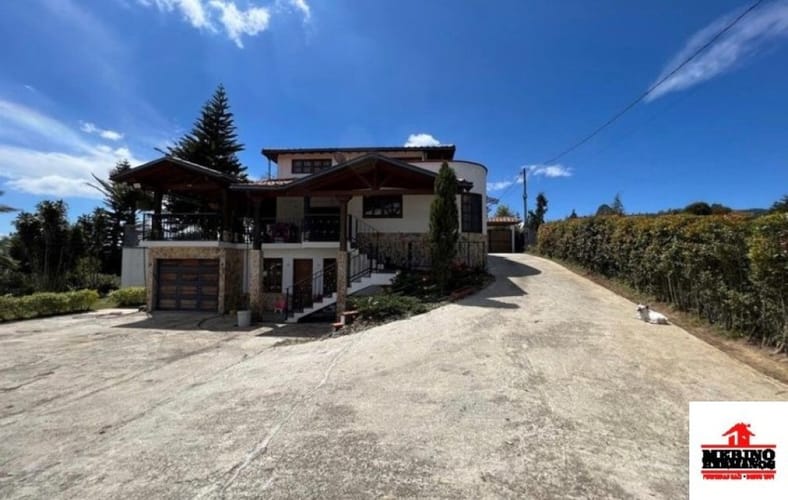 Casa de 4 alcobas en arriendo en Guarne, 300 m² · foto 2 de 24