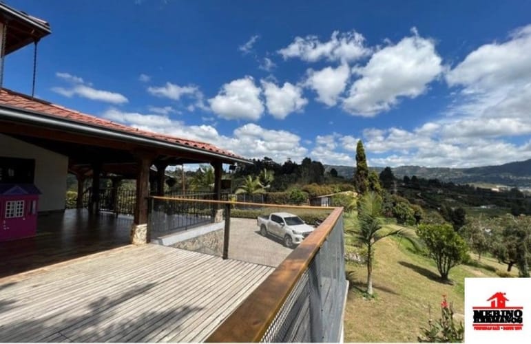 Casa de 4 alcobas en arriendo en Guarne, 300 m² · foto 3 de 24