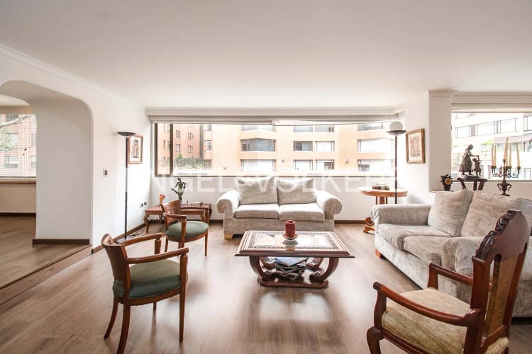 Apartamento de 3 alcobas en venta en La Carolina, Bogotá, 211 m² · foto 2 de 16
