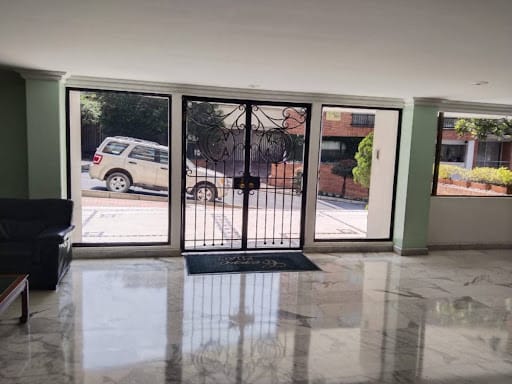 Apartamento de 3 alcobas en venta en Los Rosales, Bogotá, 189 m² · foto 2 de 24