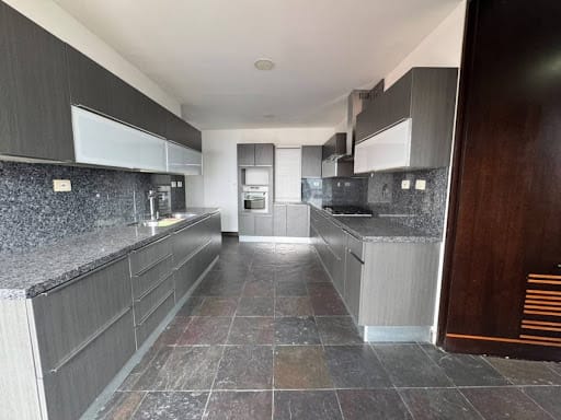 Apartamento de 3 alcobas en arriendo en Alejandria, Medellín, 258 m² · foto 5 de 24