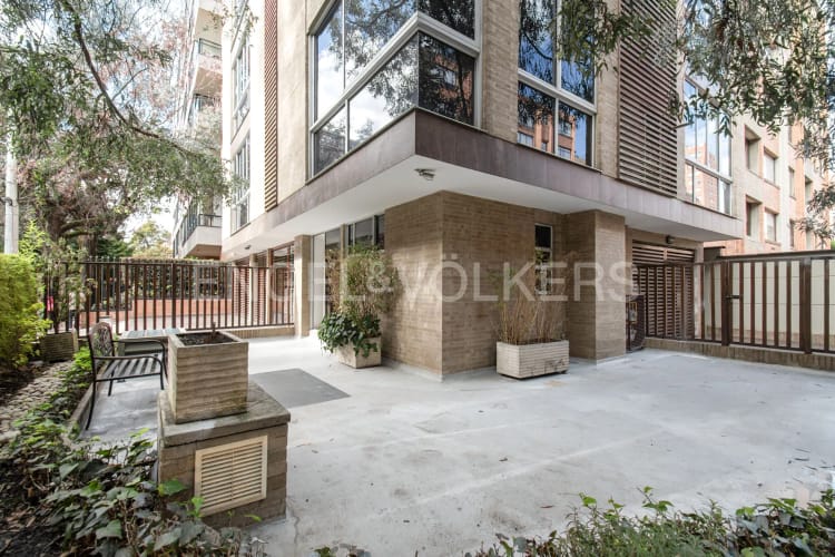Apartamento de 6 alcobas en venta en La Carolina, Bogotá · foto 2 de 6
