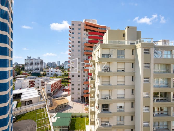 Alquiler anual Moderno Apartamento de 2 Dormitorios, Playa Brava, Punta del Este · Photo 4