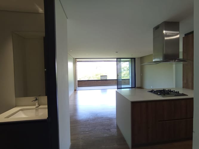 Apartamento de 2 alcobas en arriendo en El Poblado, Medellín, 112 m² · foto 5 de 18