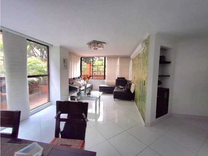 Apartamento de 3 alcobas en venta en Oviedo, Medellín, 230 m² · foto 3 de 5