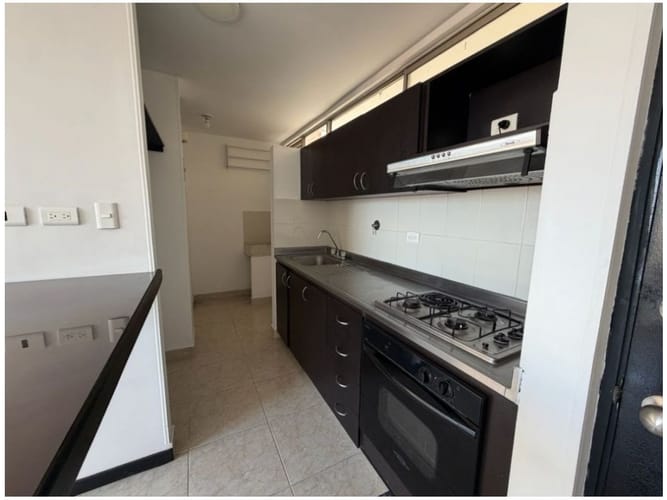 Apartamento de 3 alcobas en venta en Loma De Los Bernal, Medellín, 89 m² · foto 2 de 14