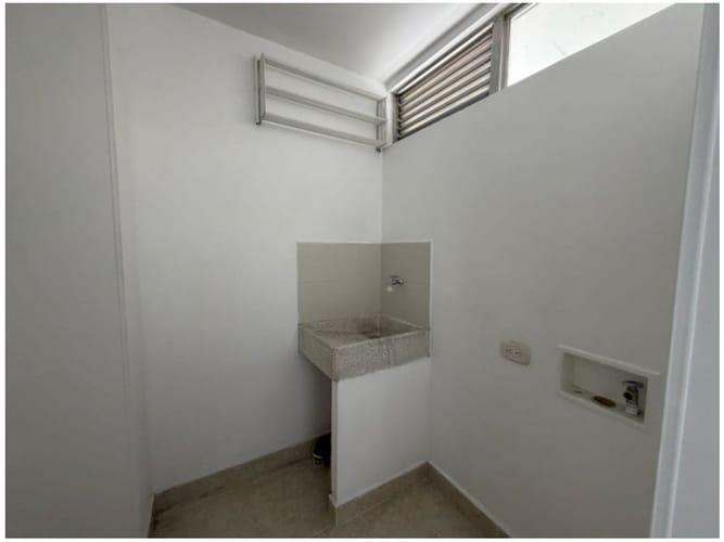 Apartamento de 3 alcobas en venta en Loma De Los Bernal, Medellín, 89 m² · foto 3 de 14