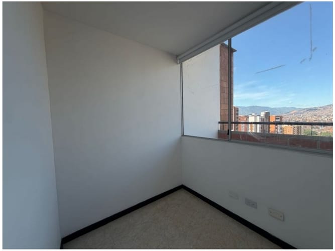 Apartamento de 3 alcobas en venta en Loma De Los Bernal, Medellín, 89 m² · foto 4 de 14