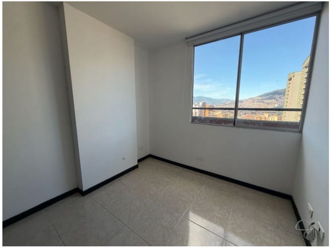Apartamento de 3 alcobas en venta en Loma De Los Bernal, Medellín, 89 m² · foto 6 de 14