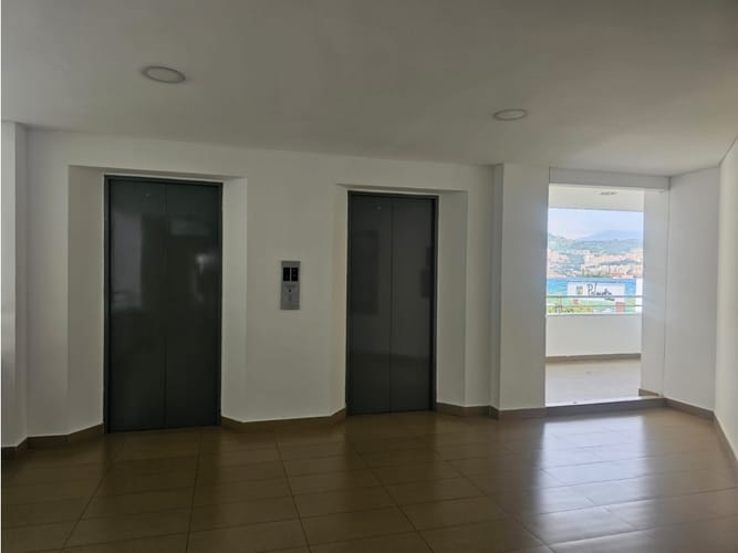 Consultorio en venta en Tequendama, Cali, 30 m² · foto 2 de 13