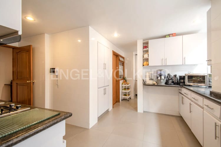 Apartamento de 3 alcobas en venta en Chicó Navarra, Bogotá, 196 m² · foto 12 de 18