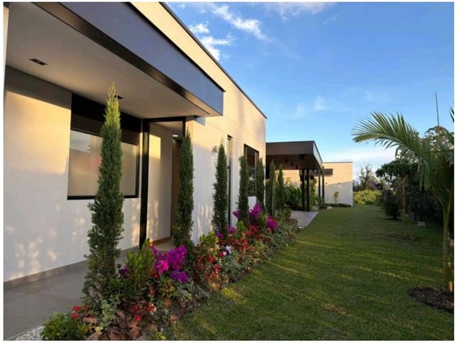 Casa de 5 alcobas en venta en Llano Grande, Rionegro, 466 m² · foto 2 de 14