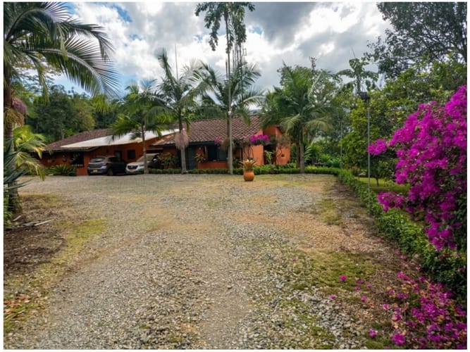 Casa de 4 alcobas en venta en Loma Del Escobero, Envigado, 250 m² · foto 2 de 19