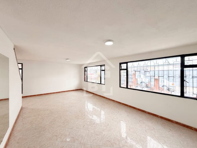 Casa de 6 alcobas en arriendo en Normandia, Bogotá, 321 m² · foto 5 de 24