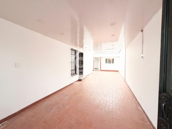 Casa de 6 alcobas en arriendo en Normandia, Bogotá, 321 m² · foto 2 de 24