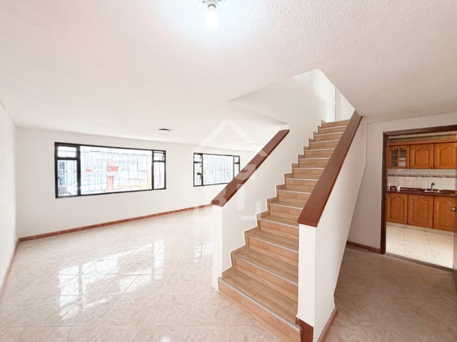 Casa de 6 alcobas en arriendo en Normandia, Bogotá, 321 m² · foto 3 de 24