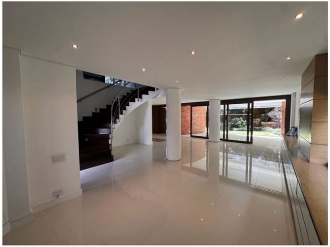 Casa de 3 alcobas en venta en Altos Del Poblado, Medellín, 298 m² · foto 2 de 20