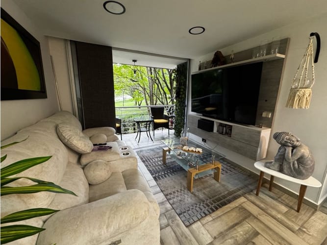 Apartamento de 3 alcobas en venta en Loma De Los Bernal, Medellín, 66 m² · foto 2 de 14