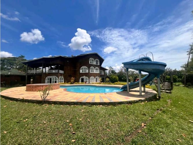 Casa de 8 alcobas en venta en Borrero Ayerbe, Cali · foto 3 de 24
