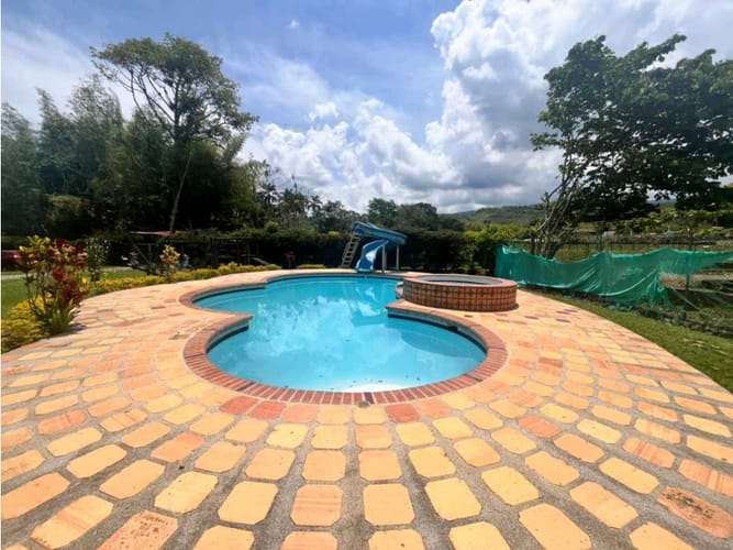 Casa de 8 alcobas en venta en Borrero Ayerbe, Cali · foto 14 de 24