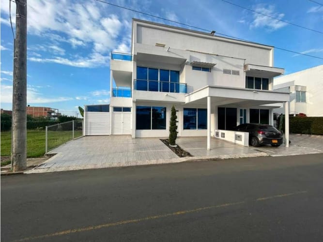 Casa de 8 alcobas en venta en Las Mercedes, Jamundí, 366 m² · foto 3 de 12