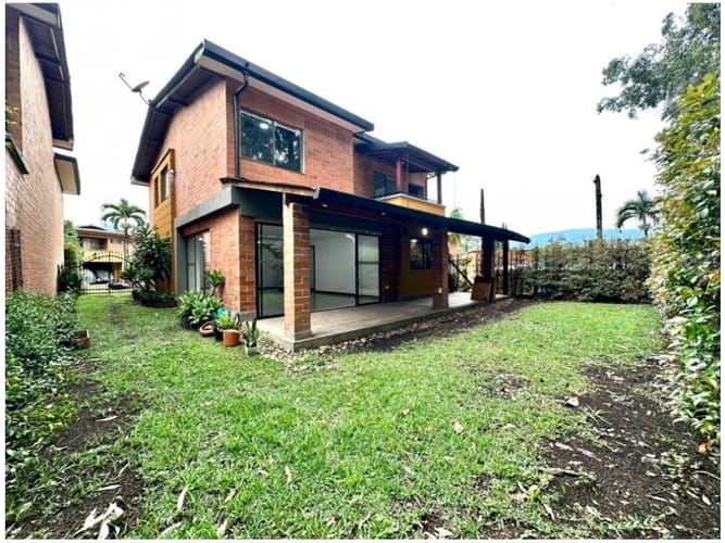 Casa de 4 alcobas en venta en Suramérica, La Estrella, 240 m² · foto 2 de 21