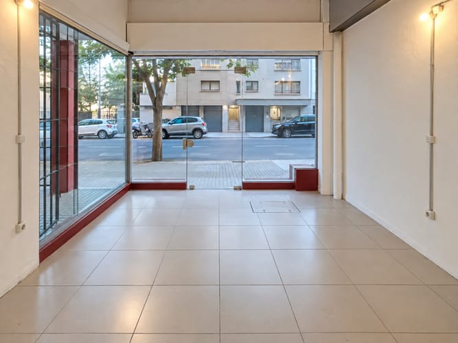 Alquiler Excelente Local Comercial 30 M2 Sin Gastos Comunes En Pocitos · Foto 2
