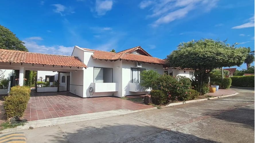Casa de 3 alcobas en venta en Ricaurte, Ricaurte, 422 m² · foto 3 de 19