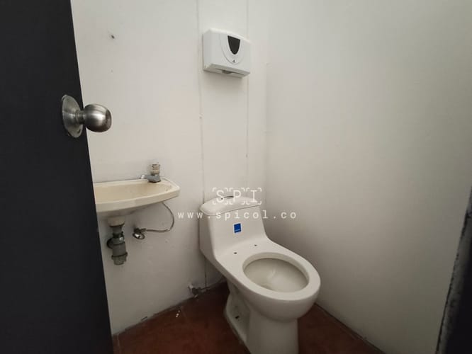 Bodega en arriendo en Los Colores, Medellín, 105 m² · foto 8 de 11