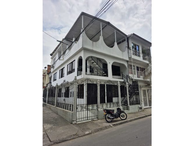 Casa de 8 alcobas en venta en La Nueva Base, Cali, 210 m² · foto 2 de 21