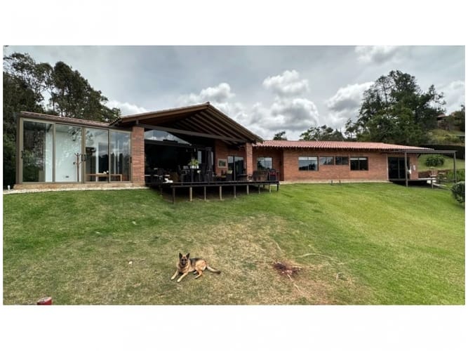 Casa de 4 alcobas en venta en Loma Del Escobero, Envigado, 515 m² · foto 4 de 18
